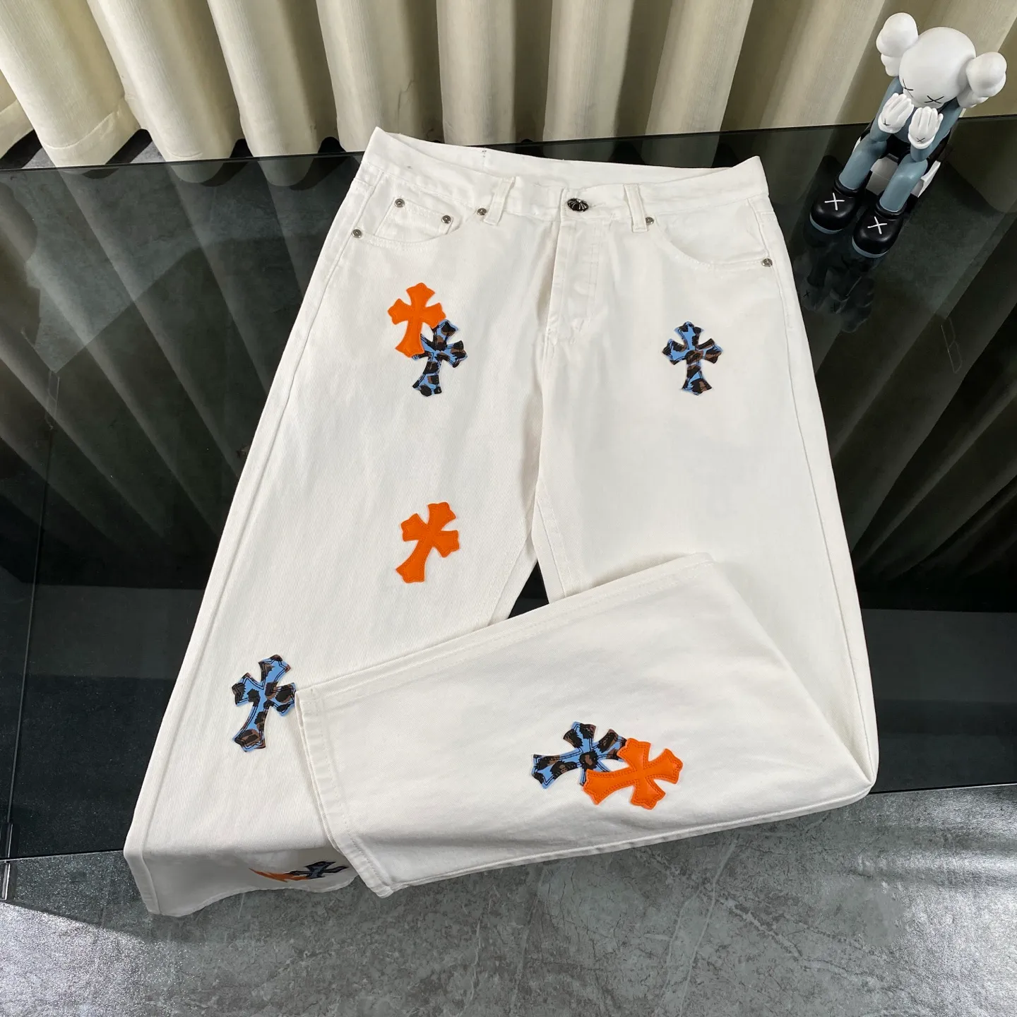P240 CH Chromehearts 2025 new St.barth limited CH red and blue leopard print cross patchwork leather jeans. Top ceiling quality. Styles with different washed textures are very friendly to people with thin legs and thick legs. The straight and loose version is very flattering to the leg shape. The moderate length is timeless and easy to match. It is the basis of various styles. It is a must-have in the wardrobe! The fabric is stiff but also makes the upper body soft without losing texture. The washing process is even more perfect. It is a must-have item for everyone! ! ! Washed wheat, hang tag, pants label, three complete labels, color: white, size: 28, 30, 32, 34